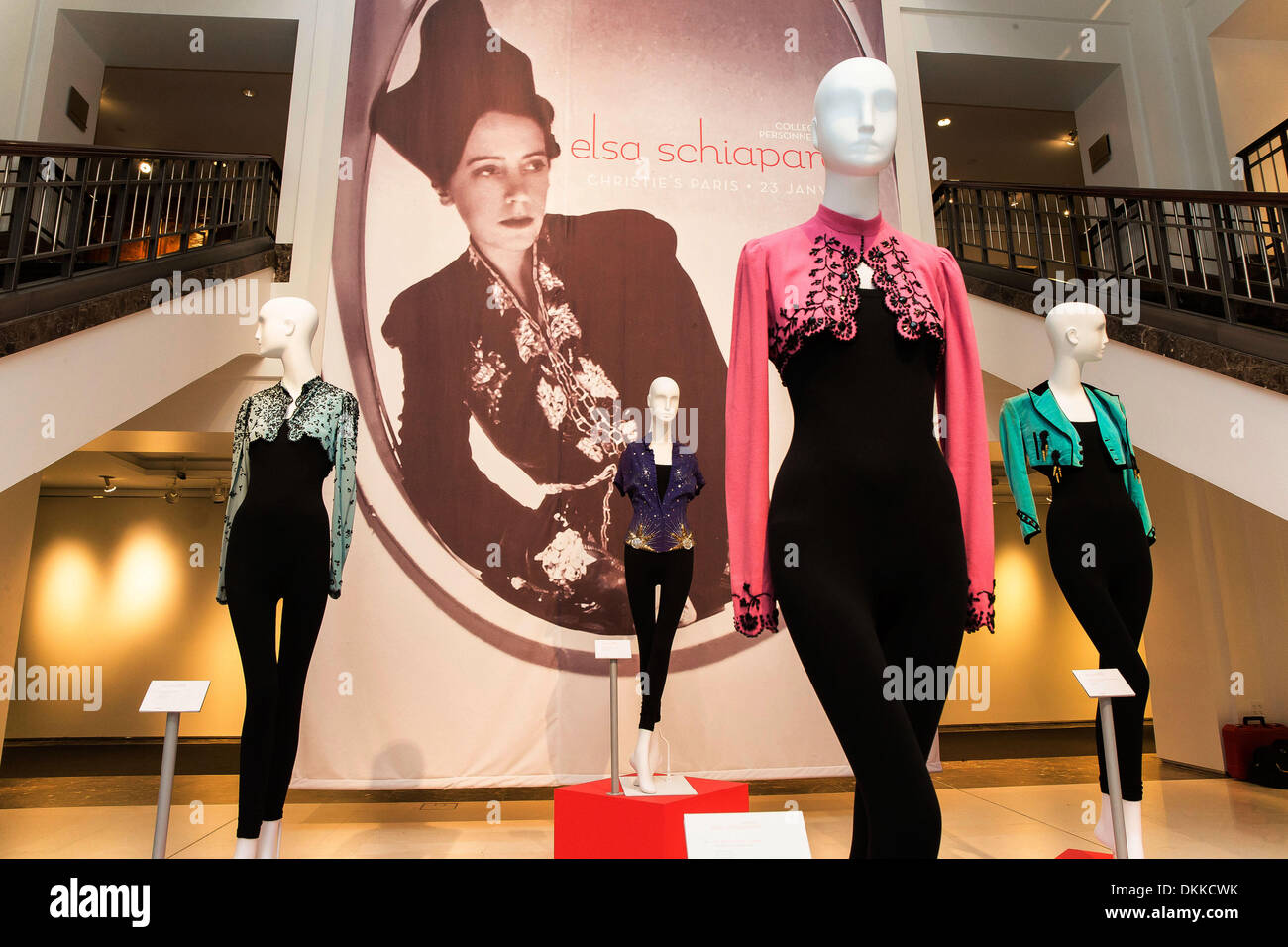 NY, NY, Stati Uniti d'America. 6 dicembre, 2013. Elsa Schiaparelli dominato Paris couture negli anni trenta e diventò una stella nel sociale e artistica di firmamento. Ha fatto la sua reputazione attraverso la capacità unica di shock e sorpresa, sempre memore nondimeno della regola d'oro della couture che invenzione deve essere sostenuta dalla qualità suprema e da un indiscutibile giustezza della linea e proporzione. Credito: Scott Houston/Alamy Live News Foto Stock