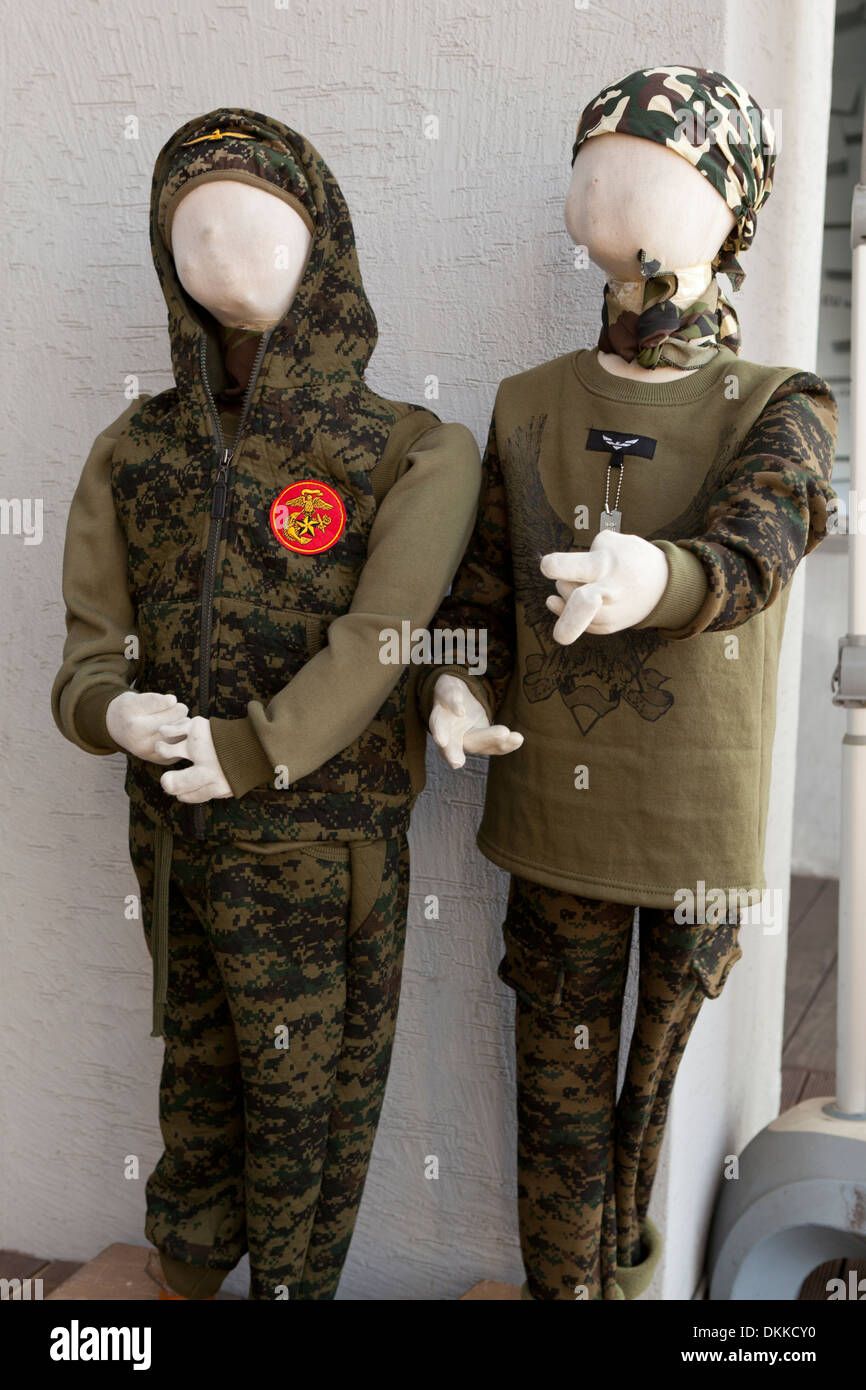 Manichini con bambini moda militare sul display - Seoul, Corea del Sud Foto Stock