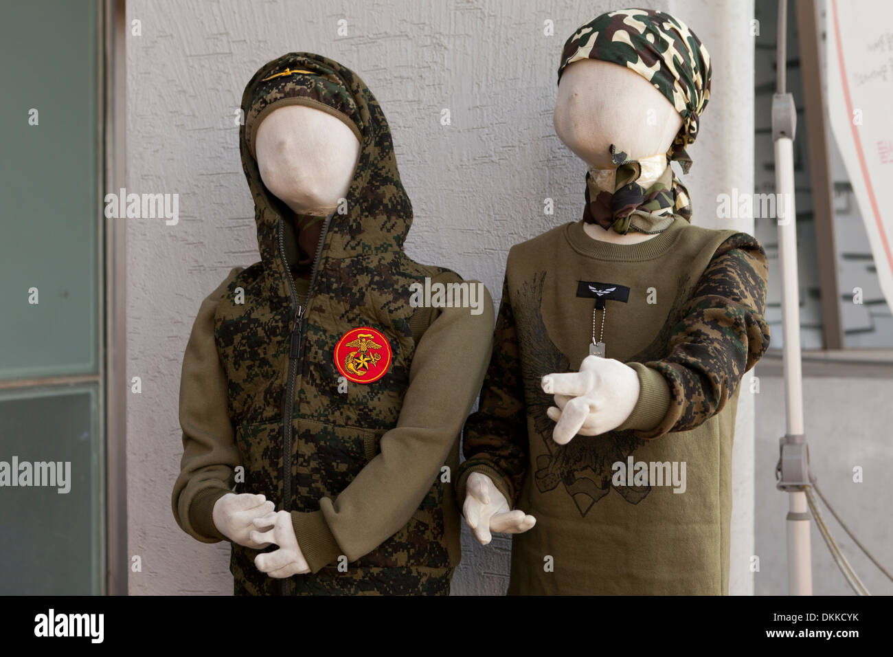 Manichini con bambini moda militare sul display - Seoul, Corea del Sud Foto Stock