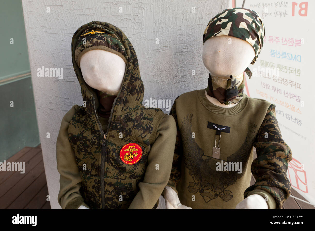 Manichini con bambini moda militare sul display - Seoul, Corea del Sud Foto Stock