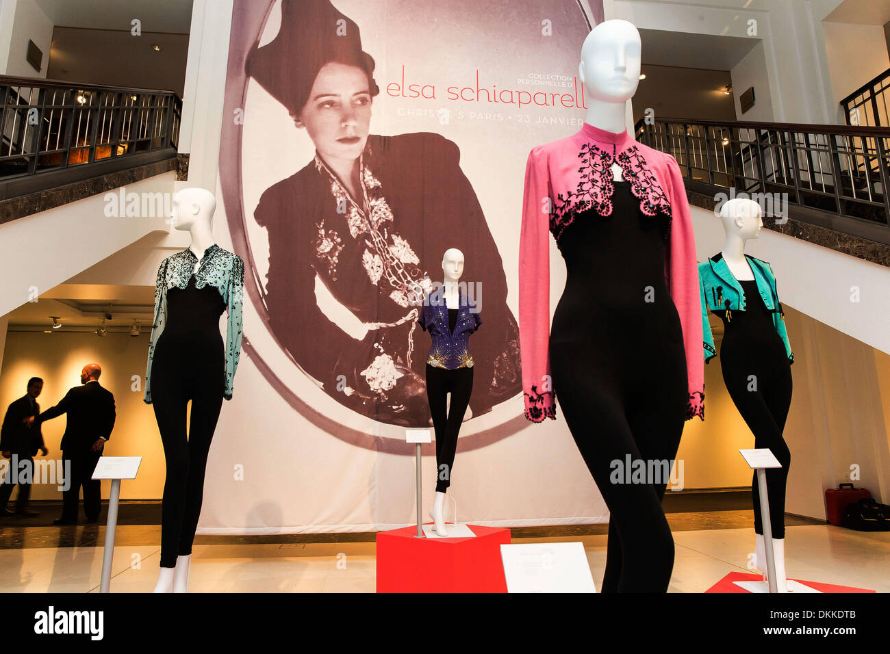 NY, NY, Stati Uniti d'America. 6 dicembre, 2013. Elsa Schiaparelli dominato Paris couture negli anni trenta e diventò una stella nel sociale e artistica di firmamento. Ha fatto la sua reputazione attraverso la capacità unica di shock e sorpresa, sempre memore nondimeno della regola d'oro della couture che invenzione deve essere sostenuta dalla qualità suprema e da un indiscutibile giustezza della linea e proporzione. Credito: Scott Houston/Alamy Live News Foto Stock