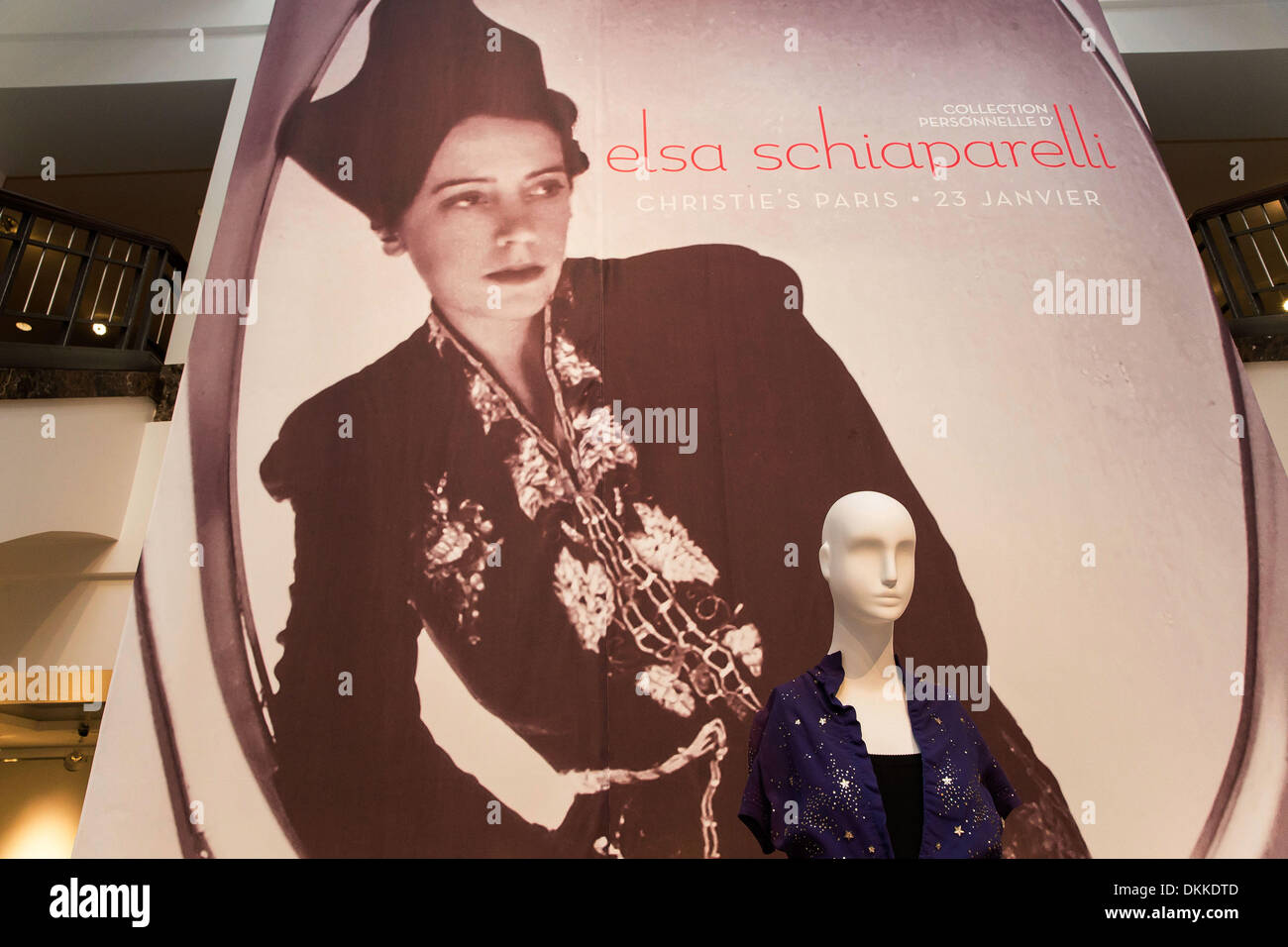 NY, NY, Stati Uniti d'America. 6 dicembre, 2013. Elsa Schiaparelli dominato Paris couture negli anni trenta e diventò una stella nel sociale e artistica di firmamento. Ha fatto la sua reputazione attraverso la capacità unica di shock e sorpresa, sempre memore nondimeno della regola d'oro della couture che invenzione deve essere sostenuta dalla qualità suprema e da un indiscutibile giustezza della linea e proporzione. Credito: Scott Houston/Alamy Live News Foto Stock
