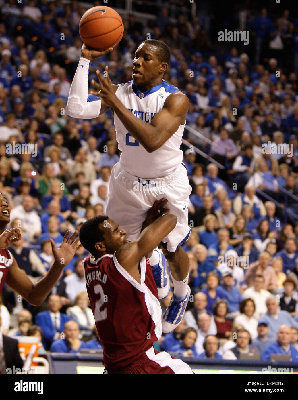 Kentucky Eric Bledsoe, è stato chiamato per una carica come ha provato a scavalcare il pilota Mike Ringgold,2, come il Kentucky ha giocato Rider sabato 21 novembre 2009 in Lexington ,Ky. Foto di Mark Cornelison | Personale. (Credito Immagine: © Lexington Herald-Leader/ZUMApress.com) Foto Stock