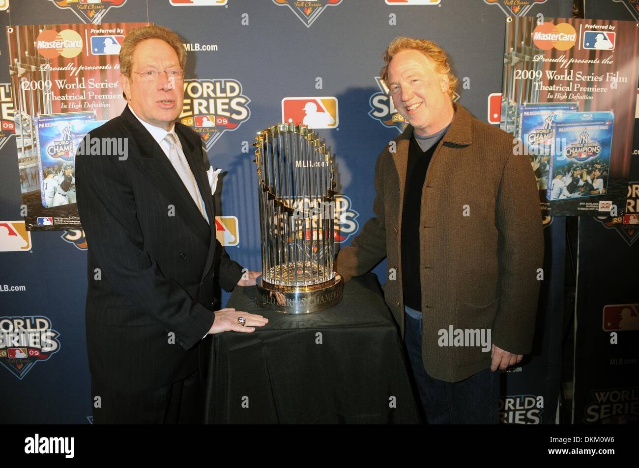 Novembre 23, 2009 - Manhattan, New York, Stati Uniti d'America - YAnkees annunciatore John Sterling (L) e l'attore Timothy BUSFIELD (R) con il World Trophy Serie come Major League Baseball Productions celebra il rilascio del DVD e Blu-ray '2009 World Series Film: Philadelphia Phillies contro New York Yankees" con un concerto al Teatro Ziegfeld su West 54th Street. (Credito Immagine: Â© Bryan Smith/ZUMA Foto Stock