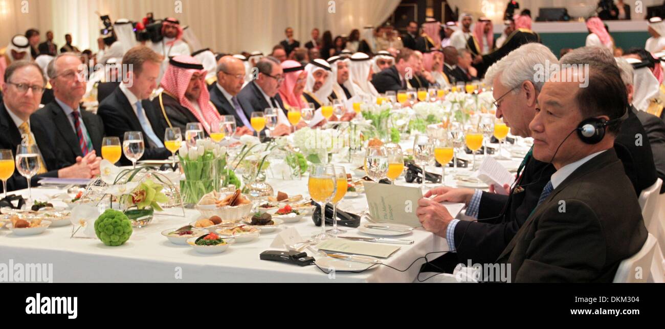 Manama, Bahrain. 06 Dic, 2013. Il cinese inviato speciale per il Medio Oriente Wu Sike (R) assiste il banchetto di apertura del nono Manama Dialogue in Manama, la capitale del Bahrein il 6 dicembre 2013. Il 3-giorno 9International Institute for Strategic Studies (IISS) regionale vertice sulla sicurezza, la Manama Dialogue 2013, calci fuori qui il venerdì, con argomenti principali del Golfo e Medio Oriente problemi di protezione quali crisi in Siria, Egitto, regionale la risoluzione dei conflitti e la gestione dell'Islam politico e il settarismo come pure il futuro di GCC di integrazione e di cooperazione militare. Credito: Xinhua/Alamy Live Foto Stock