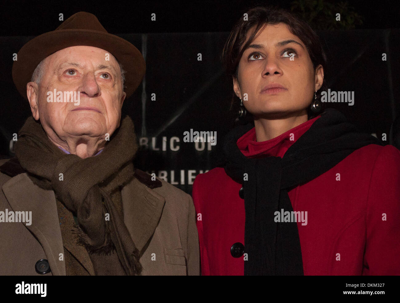 Parigi, Francia. 06 Dic, 2013. Folla si raduna davanti al South African ambasciata a Parigi per rendere omaggio a Nelson Mandela chi è appena morto. Credito: Laurent Poinet/Alamy Live News Foto Stock