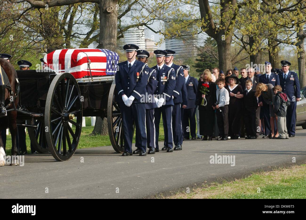 Nov. 23, 2002 - STATI UNITI Air Force Guardia d'onore carichi scrigno del primo Air Force casualty durante l'Operazione Iraqi Freedom, il Mag. Gregorio L. pietra dal 124ala, Idaho Air National Guard, su un cassettone a un pieno onore funerale al Cimitero Nazionale di Arlington, il 17 aprile 2003..Stubblfield/USAF/ K29852(Immagine di credito: © Globo foto/ZUMAPRESS.com) Foto Stock