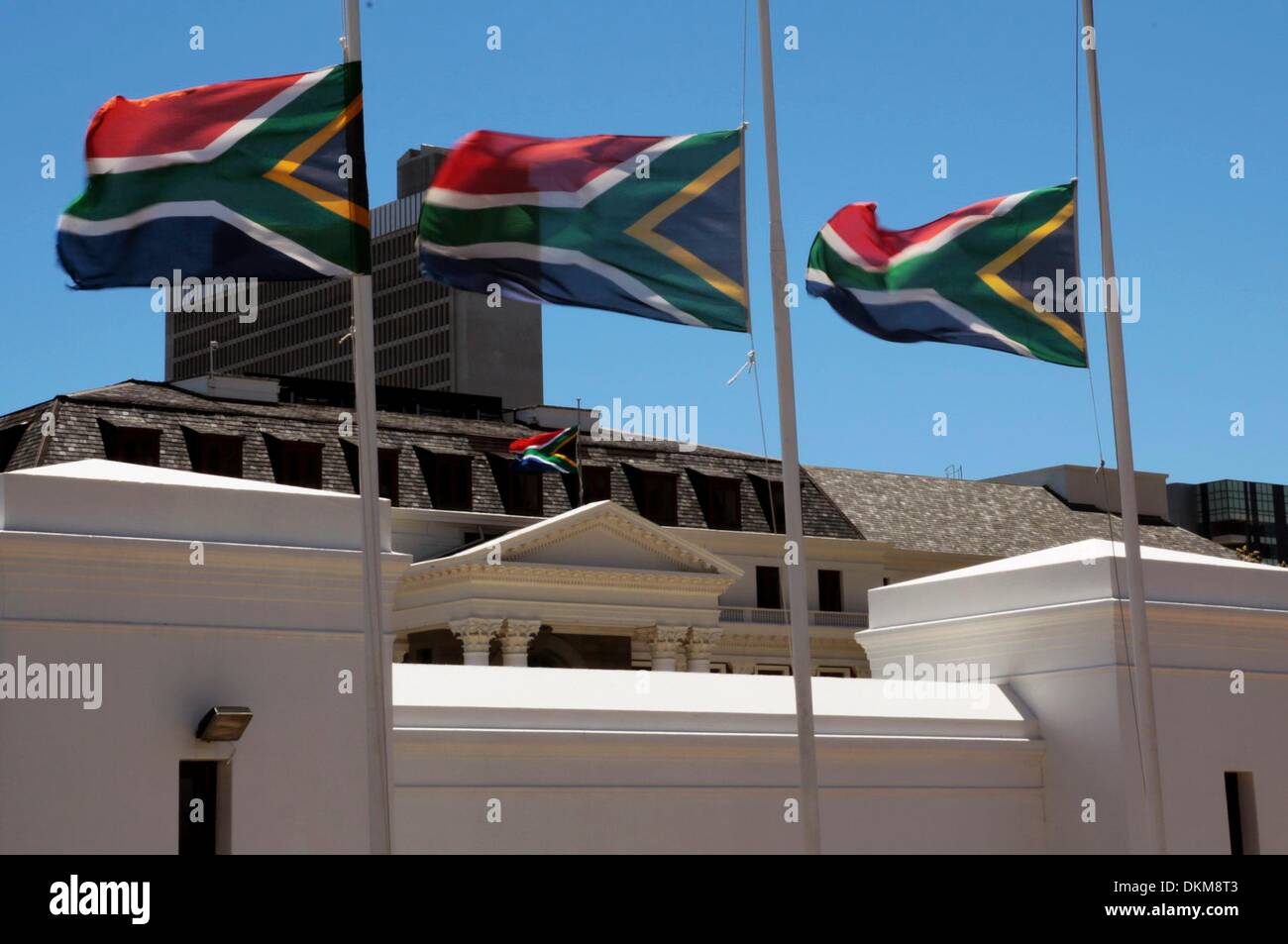 CAPE TOWN, SUD AFRICA: Bandiere visto al Parlamento a Città del Capo il 6 dicembre 2013, a Cape Town, Sud Africa. La nazione è Padre, Nelson Mandla, passate in un sonno tranquillo durante la sera del 5 dicembre 2013. Credito: Gallo immagini/Alamy Live News Foto Stock