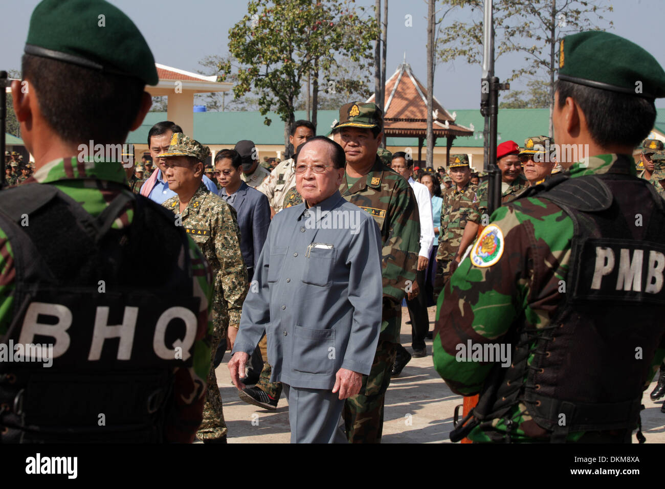 Preah Vihear, Cambogia . 07Th Dec, 2013. Preah Vihear, Cambogia . 07Th Dec, 2013. In Cambogia il Vice Primo Ministro e Ministro degli Affari esteri Hor Namhong (C) visite le truppe schierate al Preah Vihear area, contestata una terra con la Tailandia a Preah Vihear provincia, Cambogia, 7 dicembre, 2013. In Cambogia la denuncia, l'AIA-basata la Corte internazionale di giustizia (CIG) ha statuito su nov. © Xinhua/Alamy Live News Credito: Xinhua/Alamy Live News Foto Stock