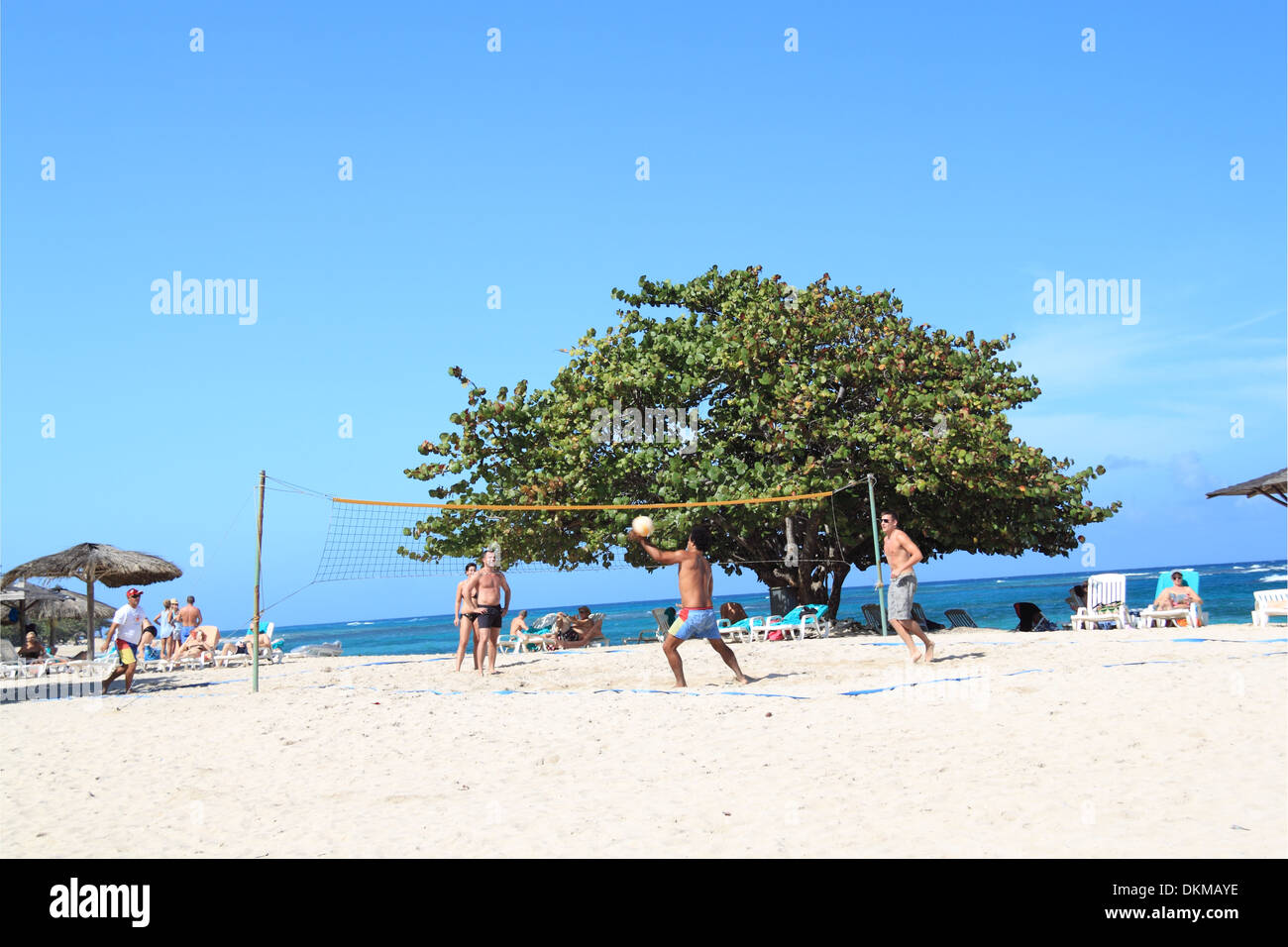 Arroyo Bermejo Beach volley al Breezes Resort, Playa Jibacoa, Mayabeque provincia, Cuba, il Mare dei Caraibi e America centrale Foto Stock