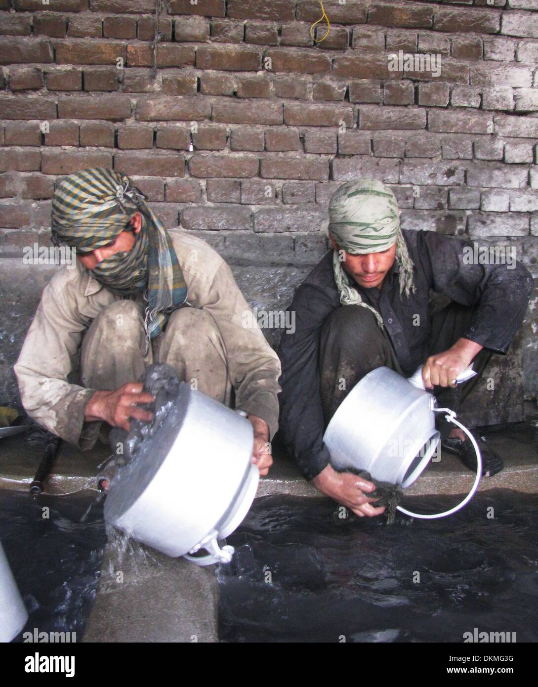 Nangarhar, Afghanistan. Il 7 dicembre, 2013. Gli uomini afghani a lavorare in una fabbrica di alluminio nella provincia di Nangarhar, Afghanistan, 7 dicembre, 2013. © Tahir Safi/Xinhua/Alamy Live News Foto Stock