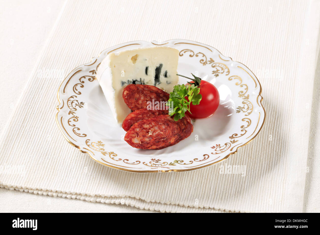 Formaggio blu e le fette di salsiccia piccante Foto Stock