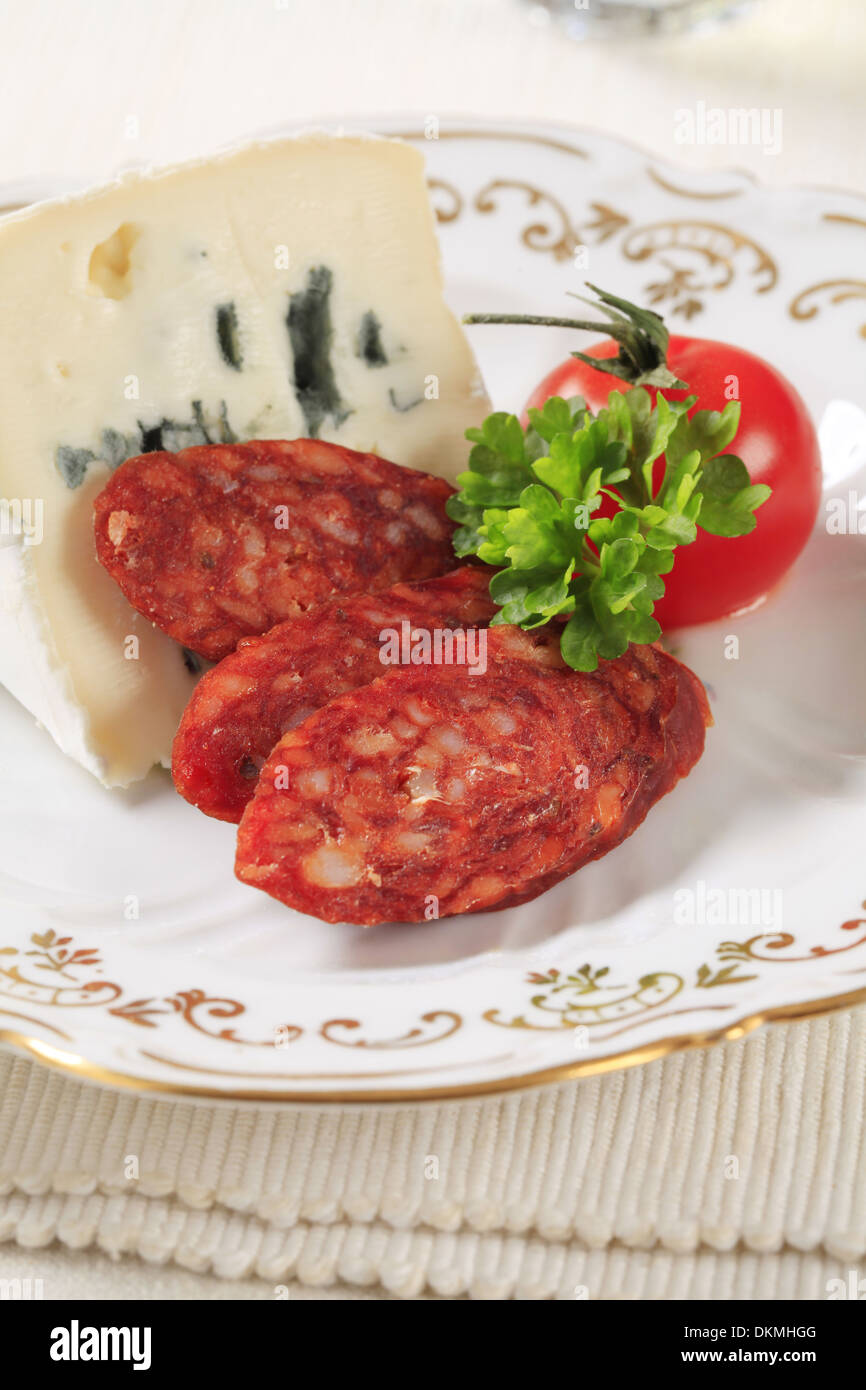 Formaggio blu e le fette di salsiccia piccante Foto Stock