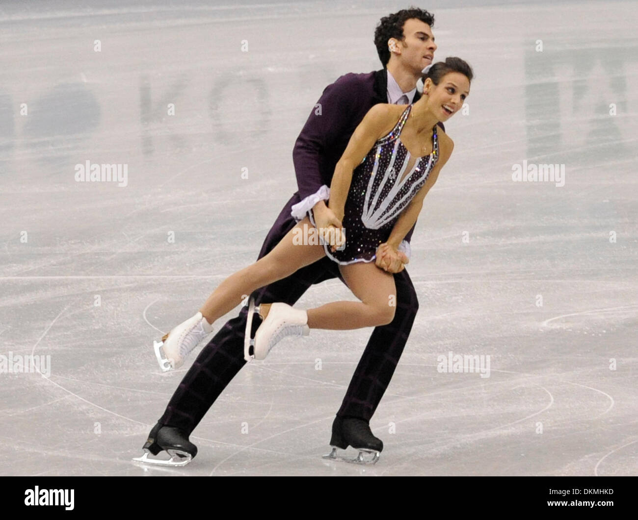 Fukuoka, Giappone. Il 7 dicembre, 2013. Meagan Duhamel (R) e Eric Radford del Canada eseguire durante la coppia di pattinaggio gratuito dell'ISU Grand Prix di Pattinaggio di Figura finale a Fukuoka, Giappone, 7 dicembre, 2013. Essi hanno preso il quinto posto del caso con 193.38 punti. Credito: Stringer/Xinhua/Alamy Live News Foto Stock