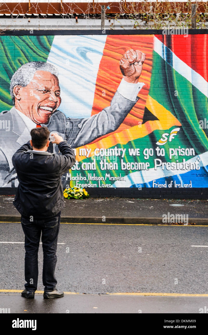Belfast, Irlanda del Nord. 7 Dic 2013 - Un uomo prende una fotografia del Mandela murale. Credito: Stephen Barnes/Alamy Live News Foto Stock