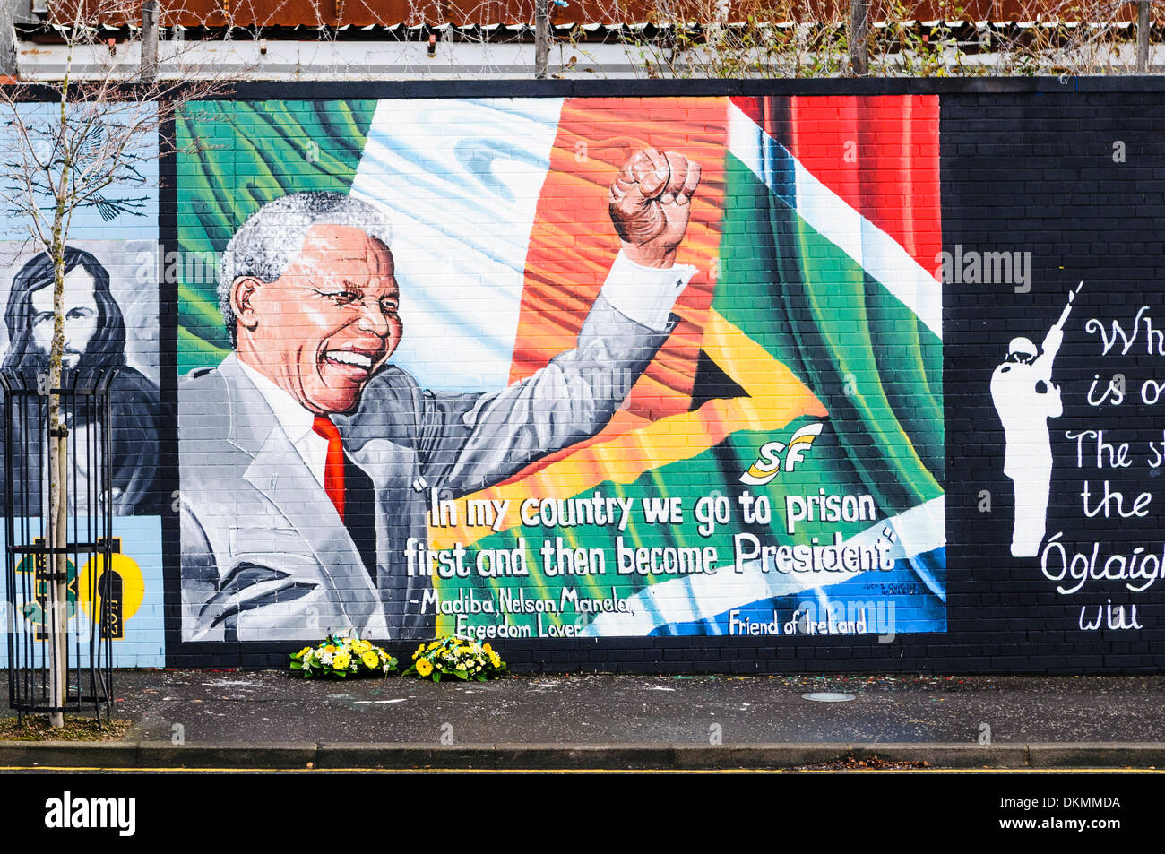 Belfast, Irlanda del Nord. 7 Dic 2013 - omaggi floreali a sinistra a Mandela Murale in seguito alla morte di Nelson Mandela il 5 dicembre. Credito: Stephen Barnes/Alamy Live News Foto Stock