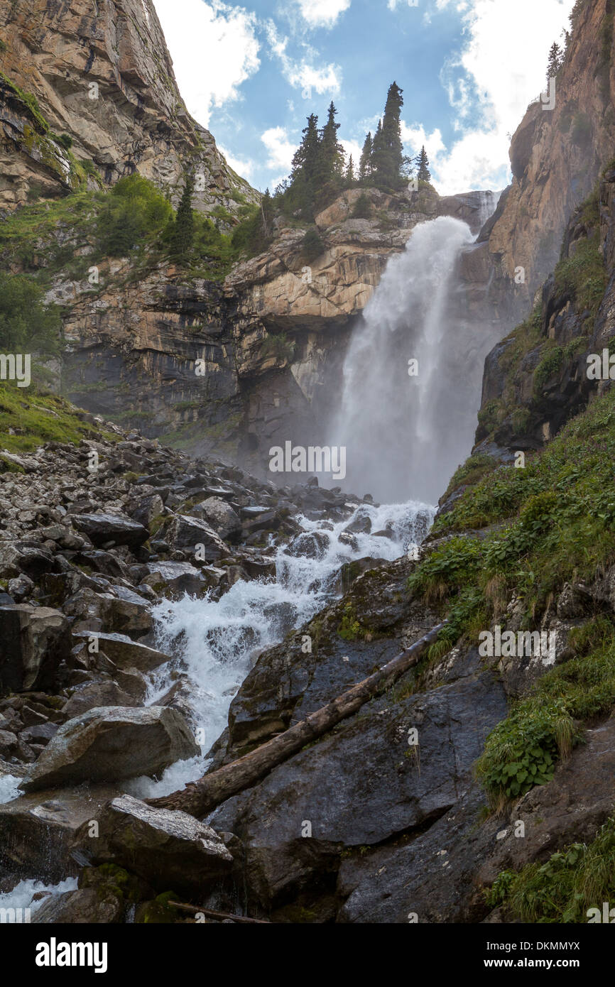 Paesaggio di Barskoon cascata in Kirghizia Foto Stock