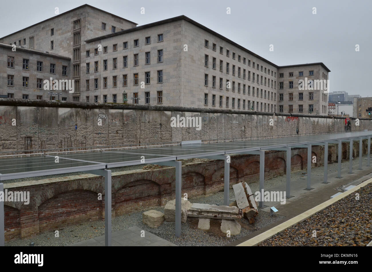 Ricordando il terrore e la persecuzione – il centro di documentazione Topographie des Terrors è uno dei luoghi di memoria più visitati di Berlino. Foto Stock