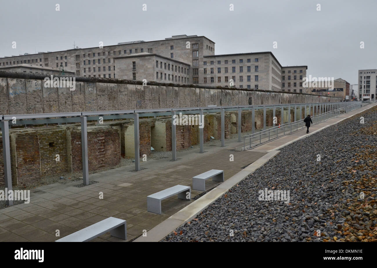 Ricordando il terrore e la persecuzione – il centro di documentazione Topographie des Terrors è uno dei luoghi di memoria più visitati di Berlino. Foto Stock