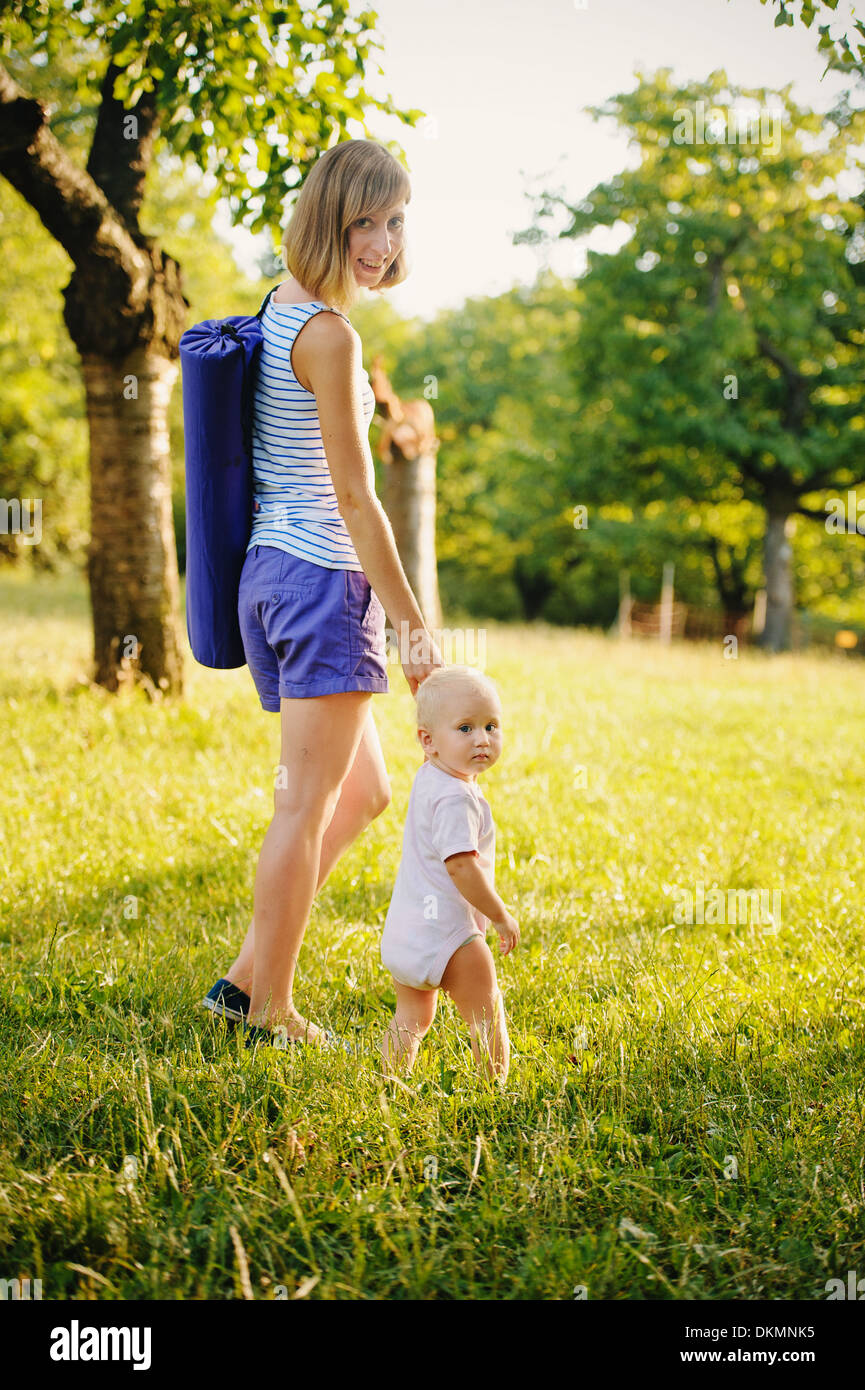 Madre e figlia andando per classe di yoga Foto Stock