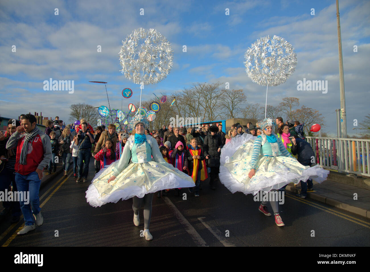 Cambridge Regno Unito. Il 7 dicembre, 2013. Gli artisti interpreti o esecutori prendere parte alla sfilata di carnevale al Mill Road Inverno Fair Cambridge Regno Unito il 7 dicembre 2013. La fiera che è diventata un evento annuale comprende una parata e numerosi stand gastronomici e attira migliaia di visitatori durante tutto il giorno. Mill Road è stato votato uno del Regno Unito le migliori strade per negozi indipendenti e le imprese. Credito Eales Julian/ Alamy Live News Foto Stock