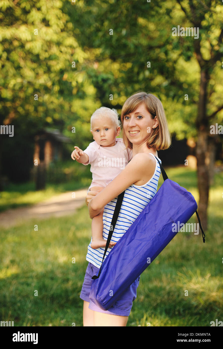 Madre e figlia andando per classe di yoga Foto Stock