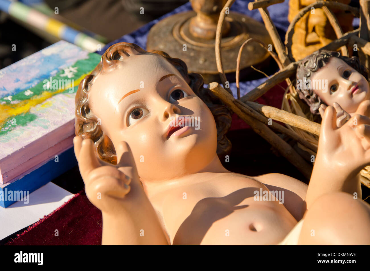 Vintage la figura del Bambino Gesù per la vendita su un secondo mercato a mano a Fuengirola, Spagna. Foto Stock