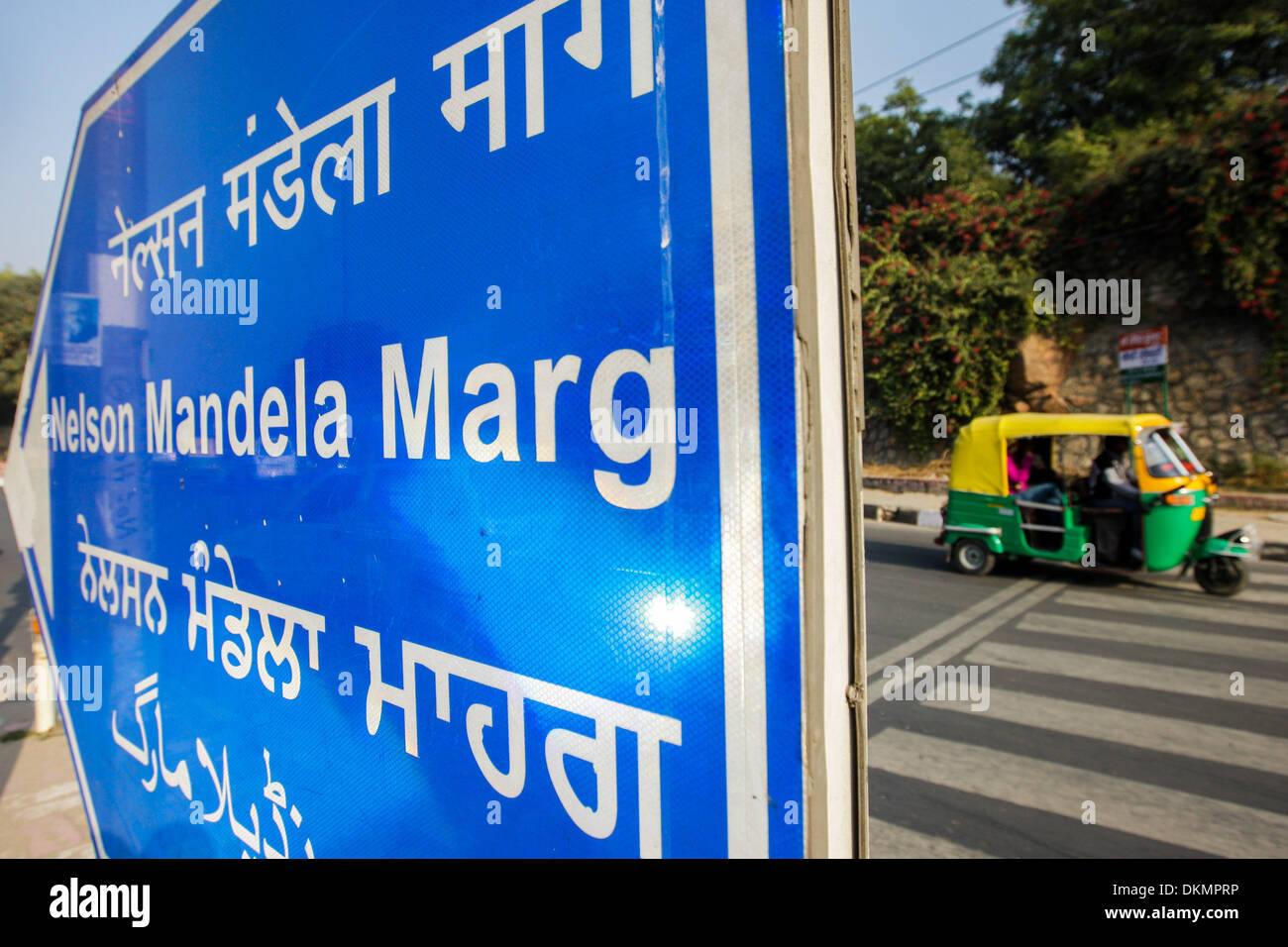 New Delhi, India . 07Th Dec, 2013. Auto-rickshaws spostare su Nelson Mandela Marg a Nuova Delhi, capitale dell'India, 7 dicembre, 2013. India venerdì ha annunciato una cinque giorni di lutto di stato per mostrare rispetto per l ex Presidente sudafricano e anti-apartheid icon Nelson Mandela che è morto giovedì all'età di 95. Credito: Xinhua/Alamy Live News Foto Stock