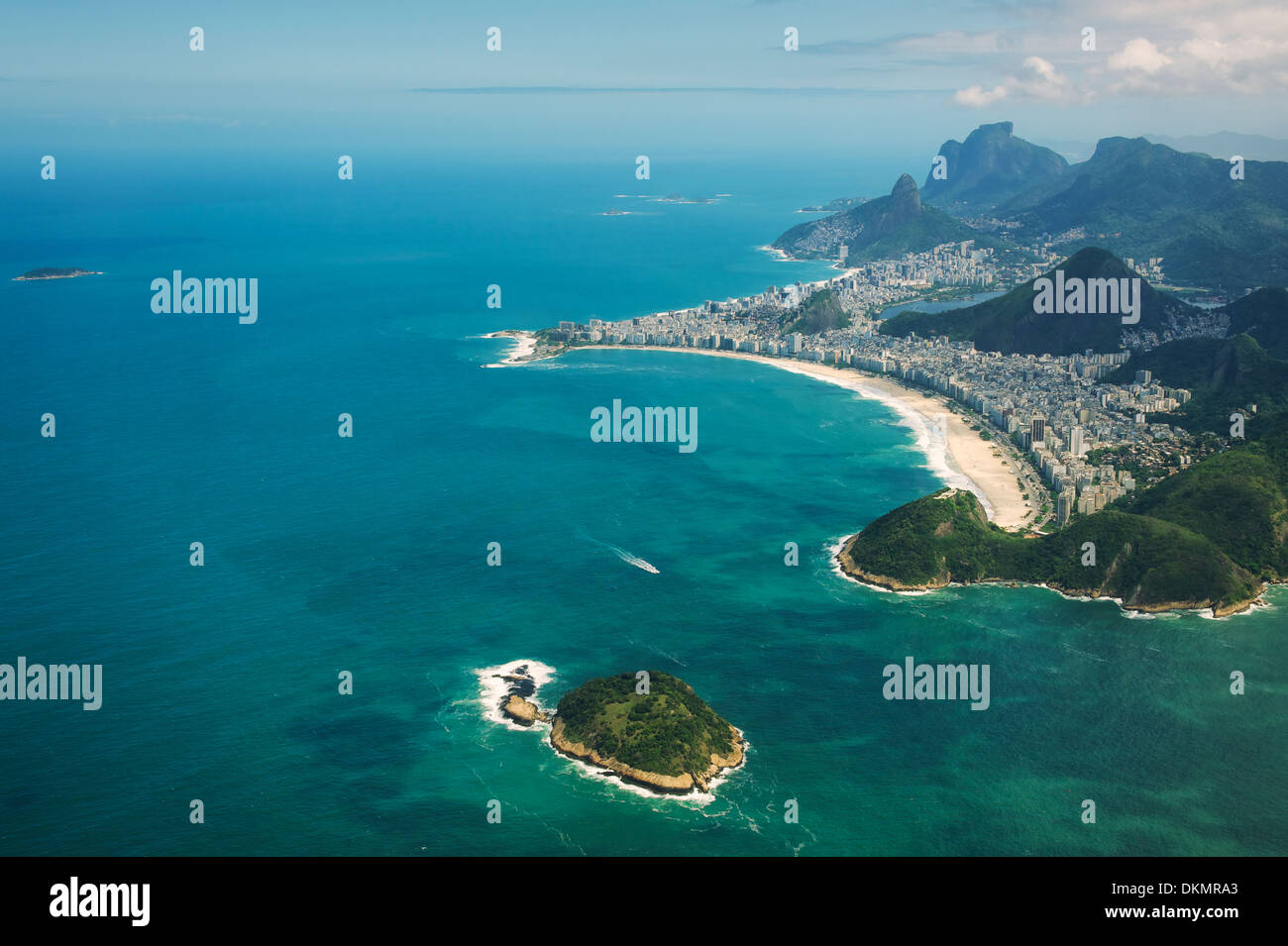 Vista aerea di Rio de Janeiro in Brasile con la spiaggia di Copacabana, Cotonduba Island e la baia di Guanabara Foto Stock
