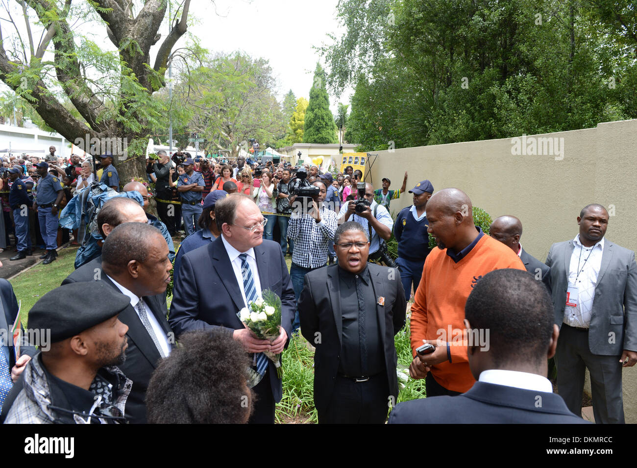 JOHANNESBURG, SUD AFRICA: Ministro dello sport Fikile Mbalula e Mandla Mandela stand fuori mentre SASCOC pagare il loro ultimo rispetta l ex presidente Nelson su dicembre 7, 2013 a Johannesburg, in Sud Africa. Il padre della patria, Nelson Mandela, Tata Madiba, passate tranquillamente la sera del 5 dicembre 2013 nella sua casa di Houghton con la famiglia. Credito: Gallo immagini/Alamy Live News Foto Stock