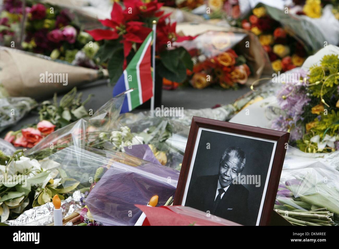 SANDTON, SUD AFRICA: migliaia di persone in lutto lasciare fiori a Nelson Mandela Square il 7 dicembre 2013 a Johannesburg, in Sud Africa. Persone in lutto sono state raccolte dal prime ore della mattina per pagare i loro punti di vista. Il padre della patria, Nelson Mandela, Tata Madiba, passate tranquillamente la sera del 5 dicembre 2013 nella sua casa di Houghton con la famiglia. Credito: Gallo immagini/Alamy Live News Foto Stock