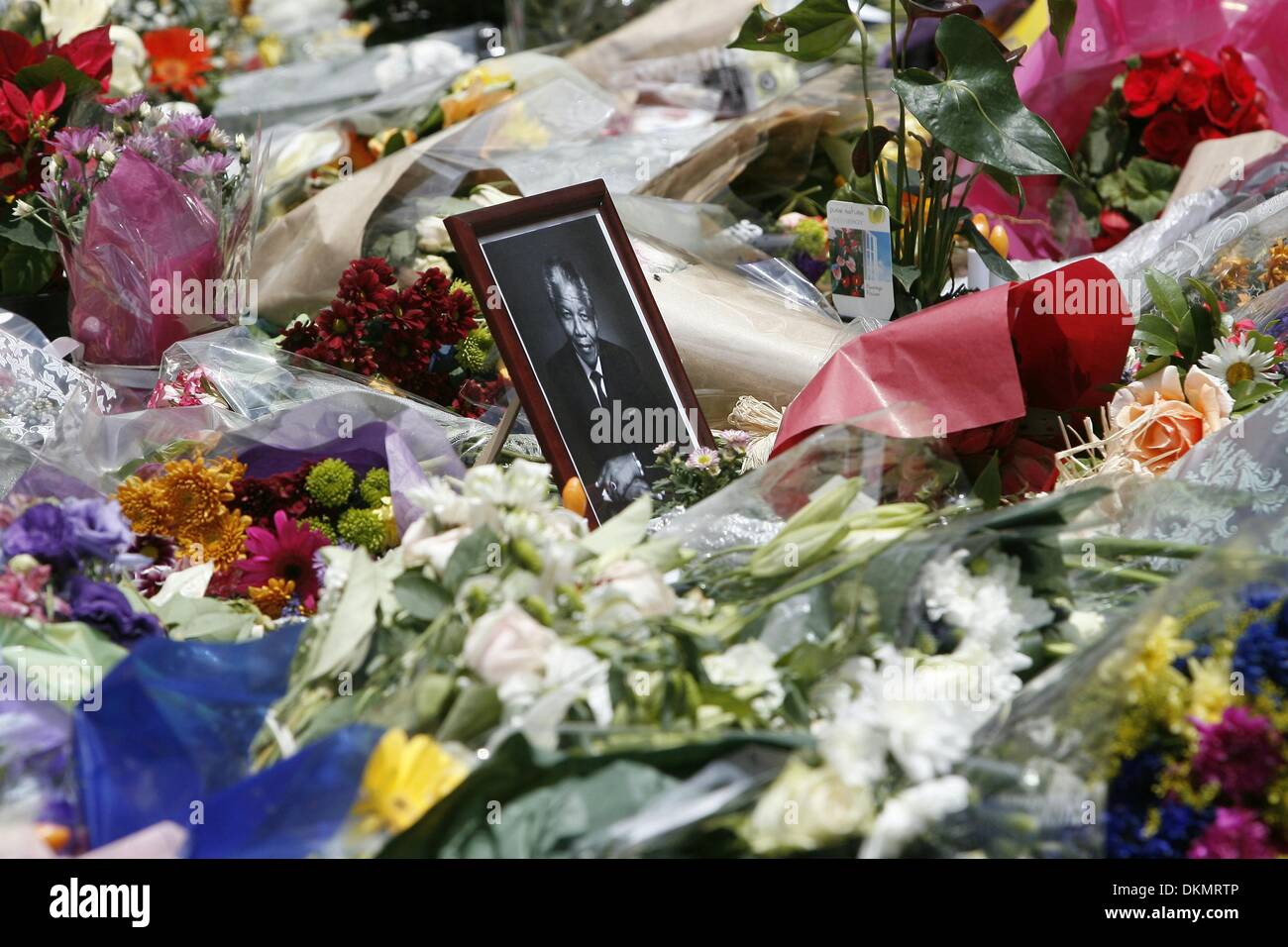 SANDTON, SUD AFRICA: migliaia di persone in lutto lasciare fiori a Nelson Mandela Square il 7 dicembre 2013 a Johannesburg, in Sud Africa. Persone in lutto sono state raccolte dal prime ore della mattina per pagare i loro punti di vista. Il padre della patria, Nelson Mandela, Tata Madiba, passate tranquillamente la sera del 5 dicembre 2013 nella sua casa di Houghton con la famiglia. Credito: Gallo immagini/Alamy Live News Foto Stock