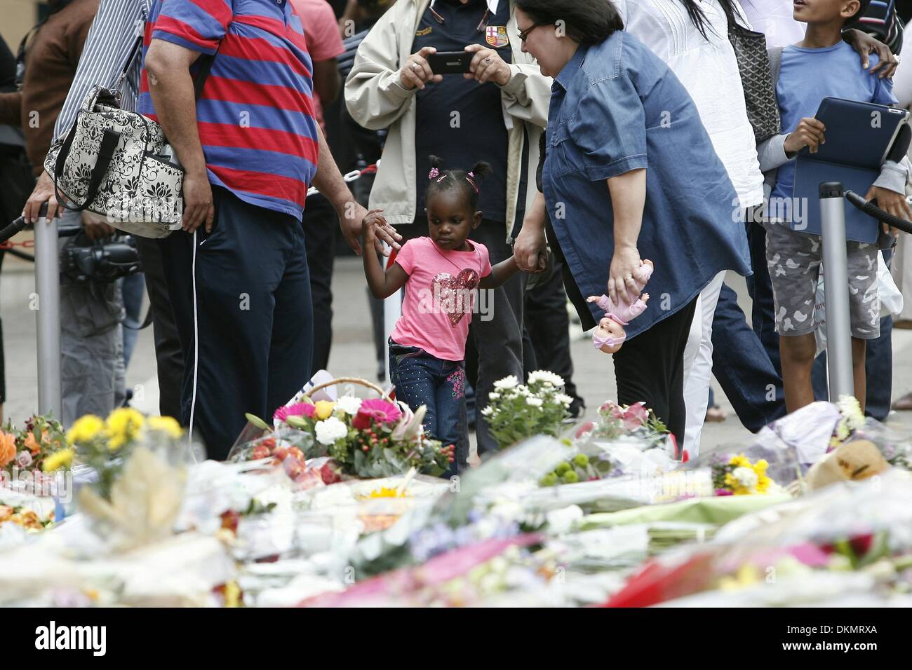 SANDTON, SUD AFRICA: migliaia di persone in lutto lasciare fiori a Nelson Mandela Square il 7 dicembre 2013 a Johannesburg, in Sud Africa. Persone in lutto sono state raccolte dal prime ore della mattina per pagare i loro punti di vista. Il padre della patria, Nelson Mandela, Tata Madiba, passate tranquillamente la sera del 5 dicembre 2013 nella sua casa di Houghton con la famiglia. Credito: Gallo immagini/Alamy Live News Foto Stock