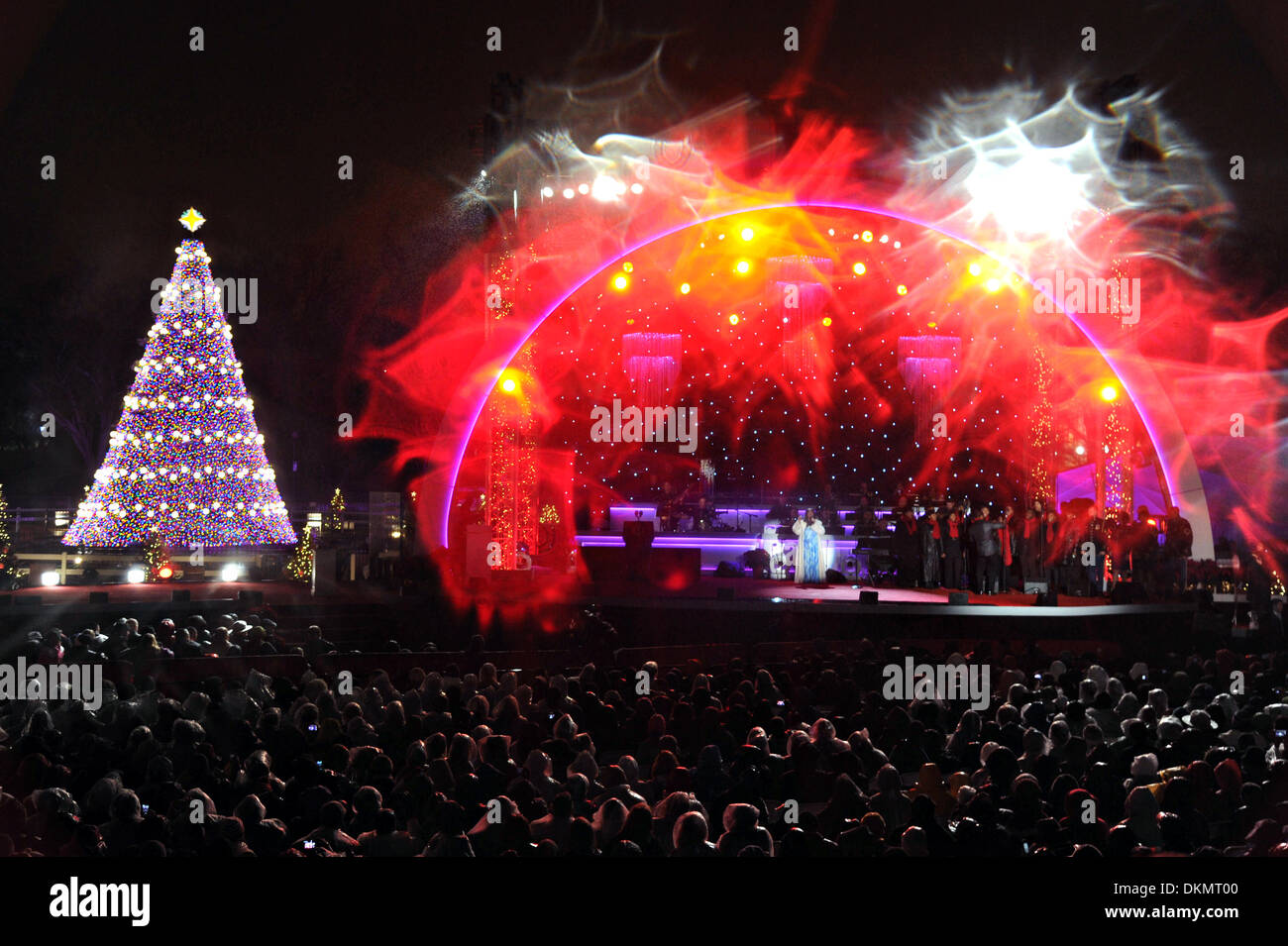 Washington DC, Stati Uniti d'America. 6 dicembre, 2013. Vista del National albero di Natale cerimonia di illuminazione come cantante Aretha Franklin esegue sull'ellisse su una notte piovosa Dicembre 6, 2013 a Washington, DC. La Casa Bianca di illuminazione ad albero è una tradizione risalente al 1923. Credito: Planetpix/Alamy Live News Foto Stock