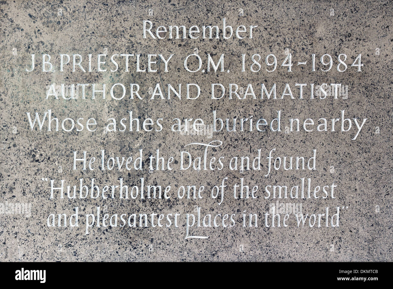 La lapide commemorativa per J. B. Priestley nella Chiesa Hubberholme, Yorkshire Dales National Park, Inghilterra Foto Stock