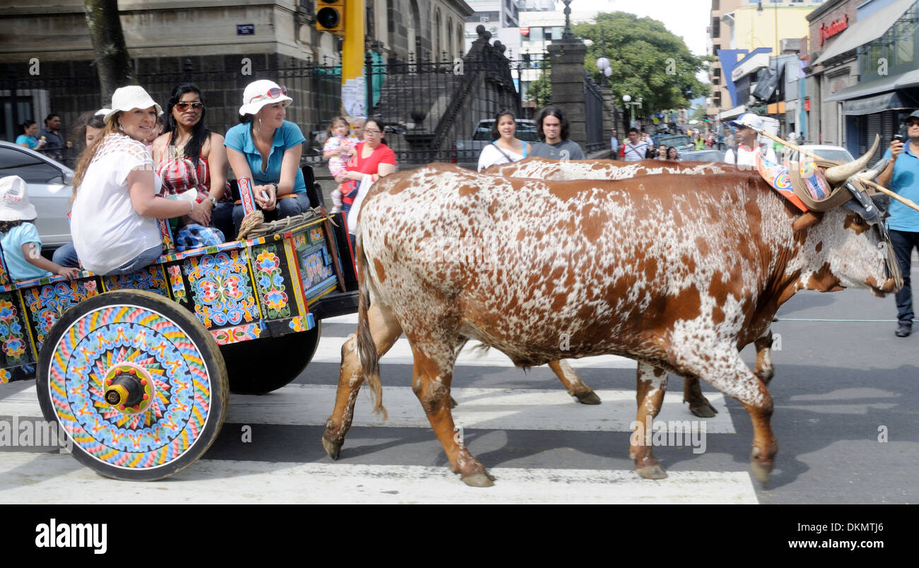 Tradizionale Costa Rican decorate ox cart, carretas, sfilano verso il basso Avenida 2 nel centro di San Jose, la capitale della Costa Rica Foto Stock