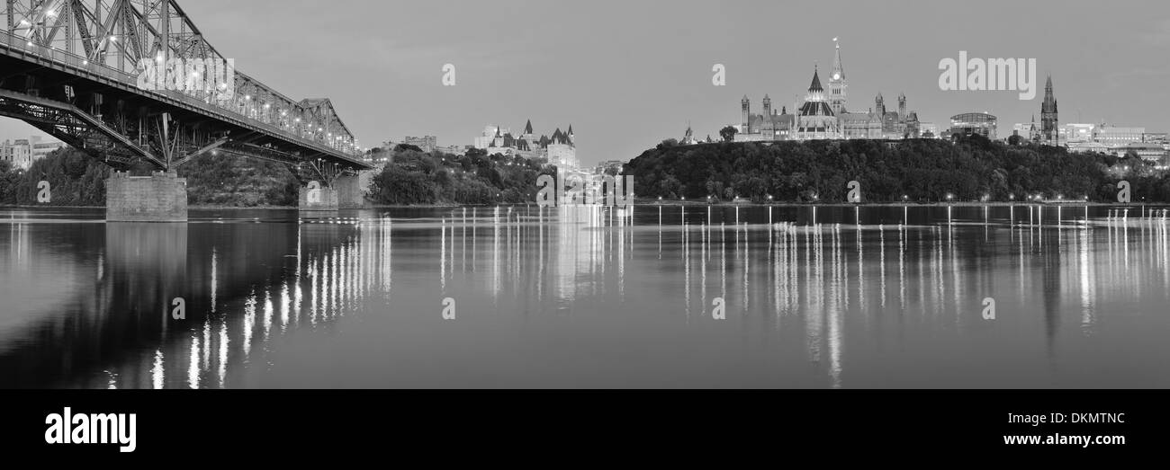 Ottawa di notte oltre il fiume con architettura storica in bianco e nero. Foto Stock