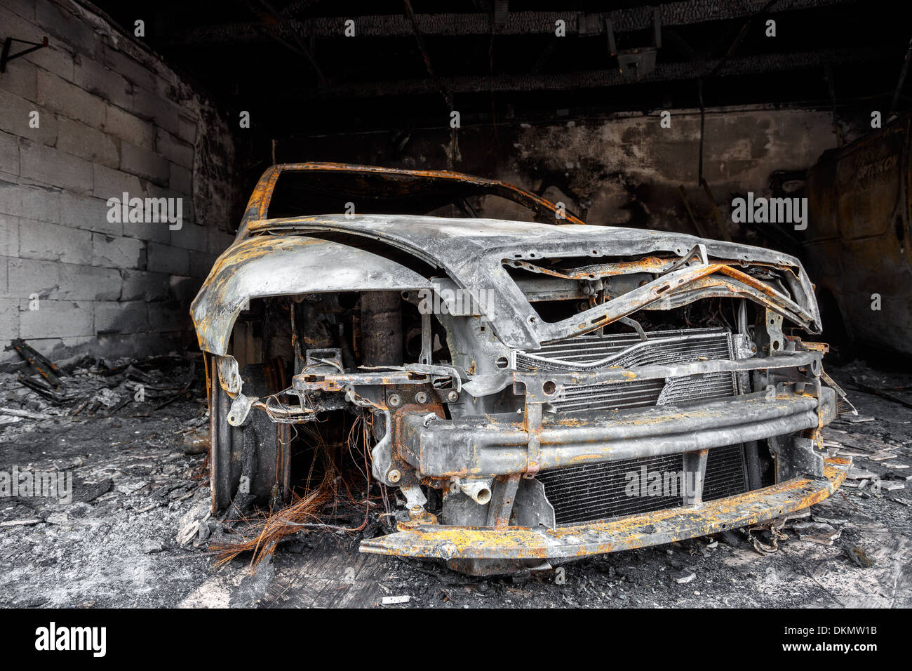 Vicino la foto di un bruciato auto nel garage dopo il fuoco per uso grunge Foto Stock