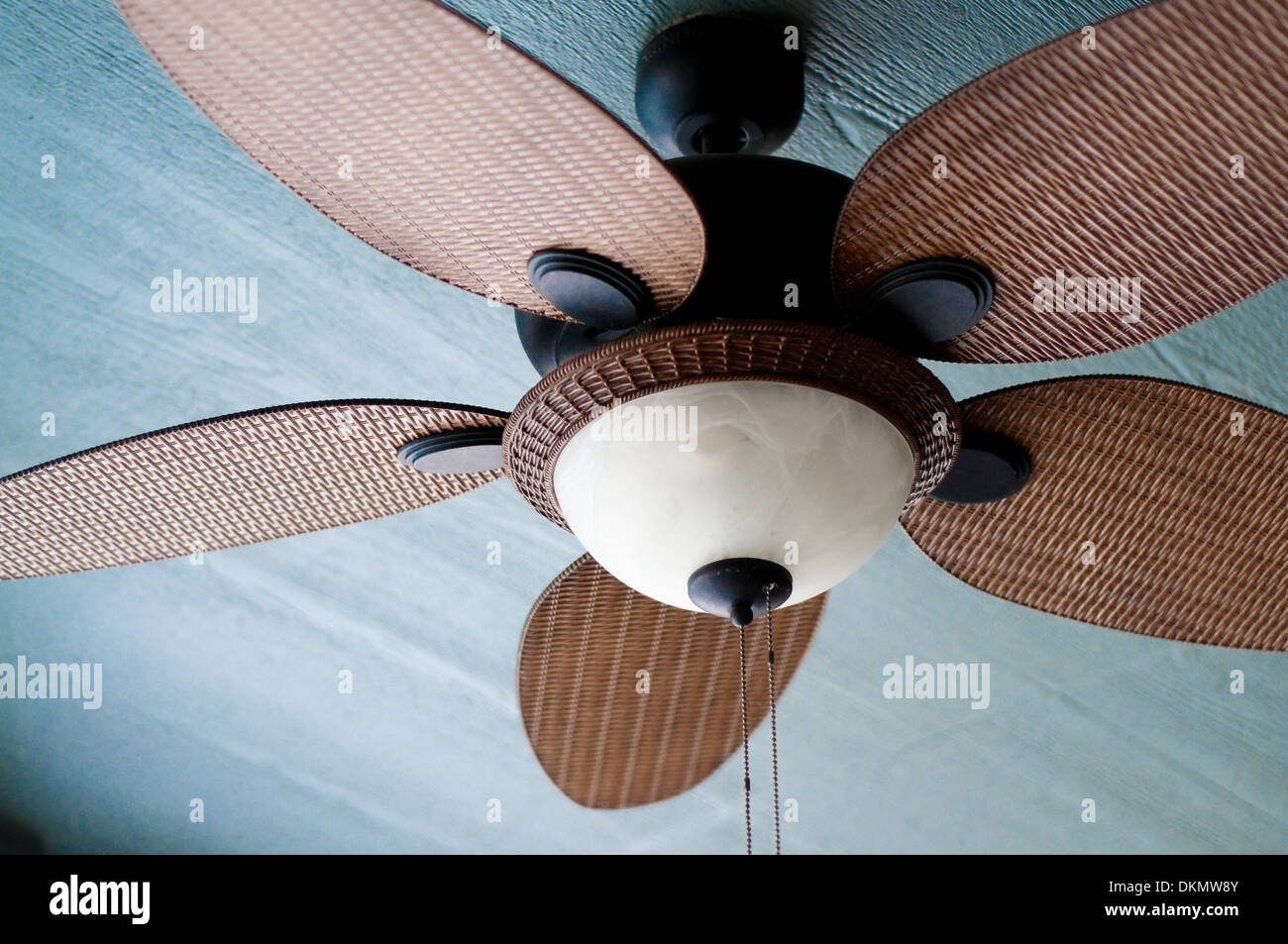 Decorativo soffitto ventola sul portico di casa. Foto Stock