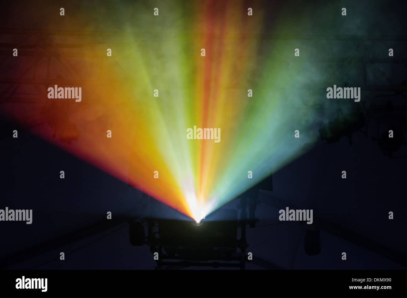 Stadio di colorate luci illuminano la nebbia in un arcobaleno Foto Stock