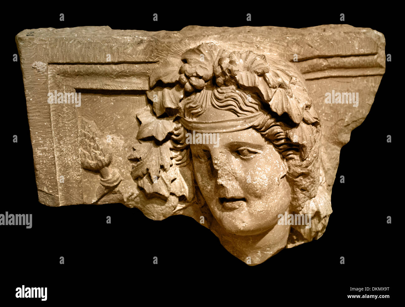 Testa cornuta del dio Dushara con Dioniso che indossa una corona d'edera, proveniente dall'architettura rupestre del Museo Archeologico di Petra in Giordania. Foto Stock
