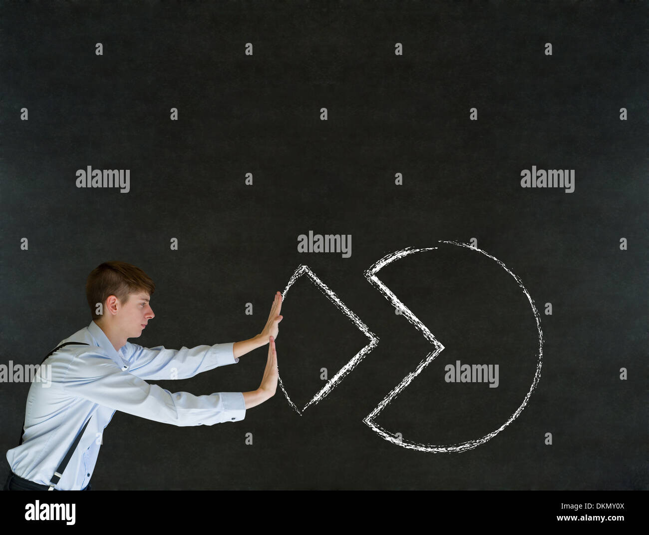 Imprenditore vendite spingendo chalk grafico a torta grafico in posizione su sfondo blackboard Foto Stock