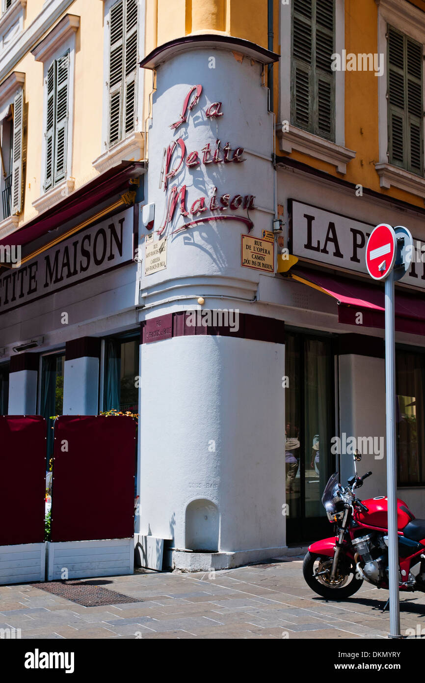 Angolo di La Petite Maison ristorante, Nizza Costa Azzurra, Francia Foto  stock - Alamy
