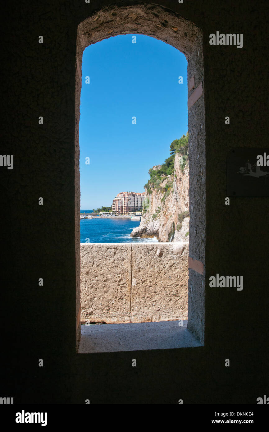 Costa attraverso uno squarcio Fortezza, Montecarlo, sovrano città-stato, Riviera Francese, Europa occidentale. Foto Stock