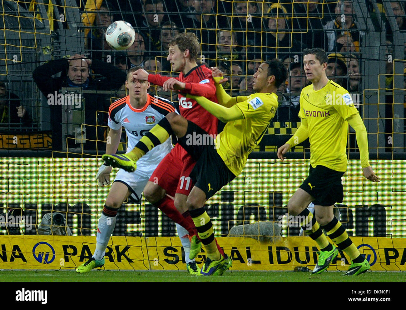 Dortmund, Germania. 07Th Dec, 2013. Dortmund Aubameyang Pierre-Emerick (R) e Leverkusen Stefan Kiessling in azione durante la Bundesliga partita di calcio tra Borussia Dortmund e Bayer 04 Leverkusen al Signal Iduna Park di Dortmund, Germania, 07 dicembre 2013. Foto: FEDERICO GAMBARINI/dpa (ATTENZIONE: grazie alle linee guida di accreditamento, il DFL consente solo la pubblicazione e utilizzazione di fino a 15 immagini per corrispondenza su internet e nei contenuti multimediali in linea durante la partita.)/dpa/Alamy Live News Foto Stock