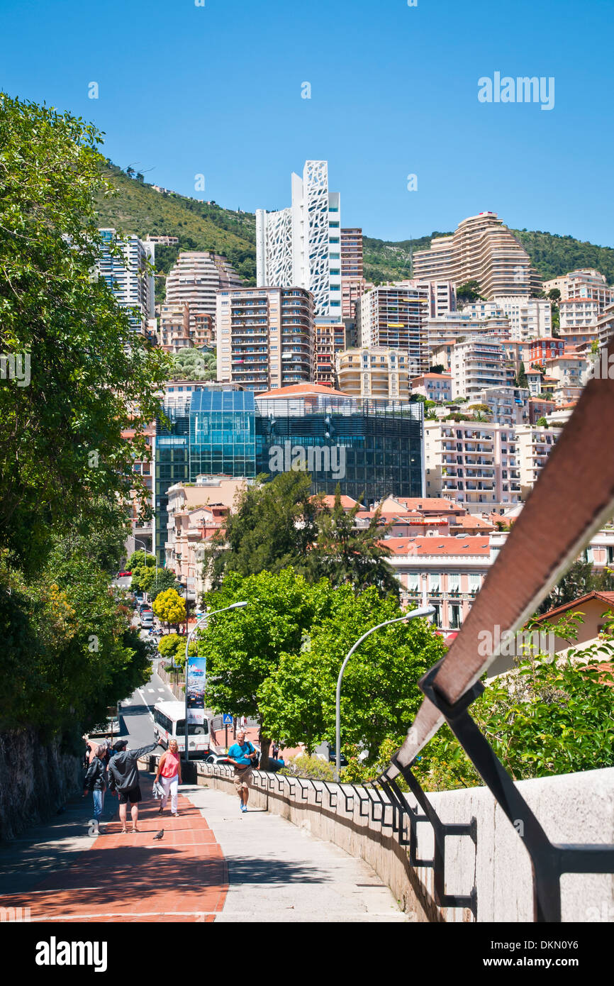 L'immagine verticale della strada per il centro cittadino di Monaco, Waterfront, sovrano città-stato, Riviera Francese, Europa occidentale. Foto Stock
