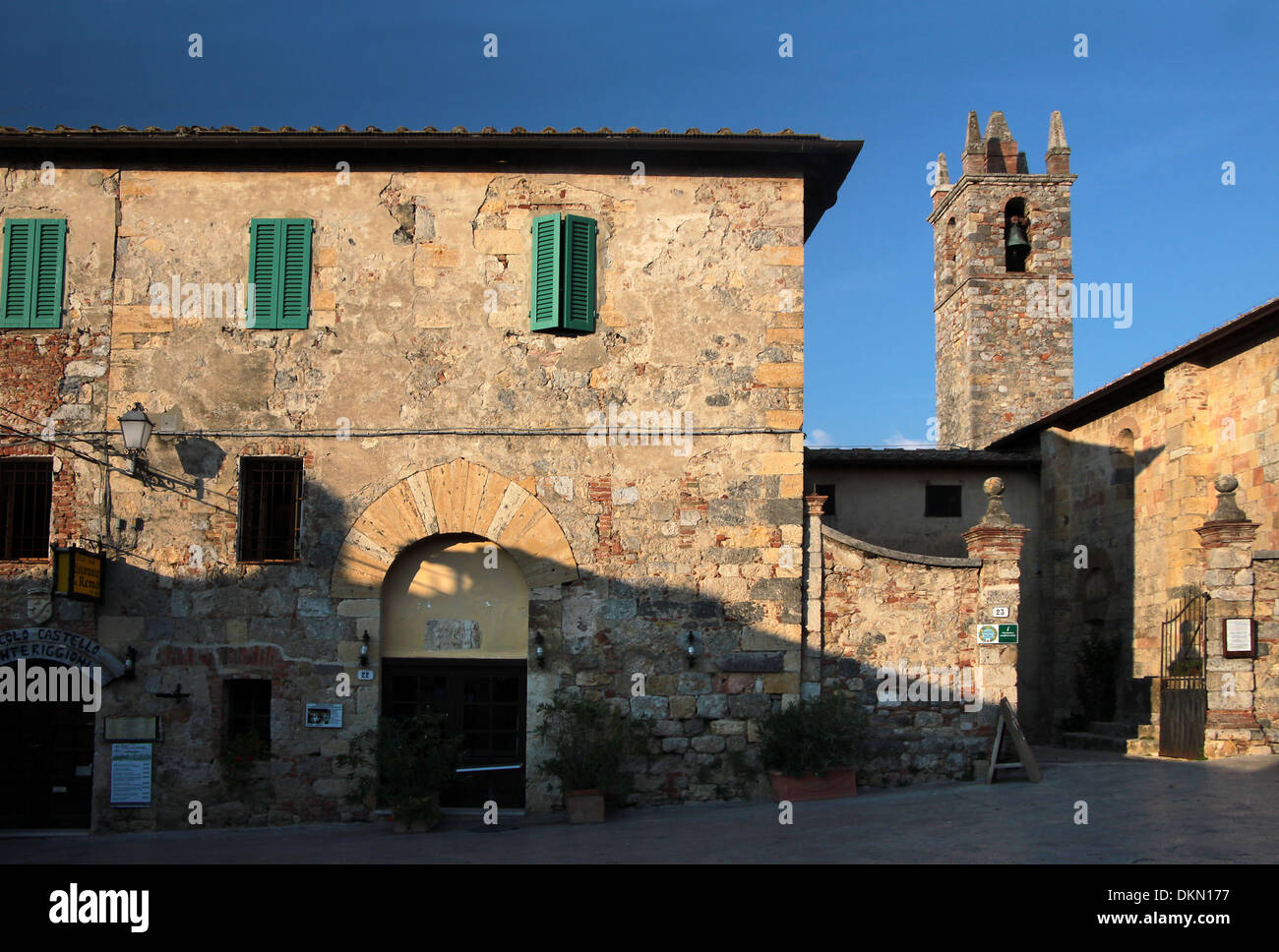 Piccola chiesa di Monteriggioni in Toscana, Italia Foto Stock