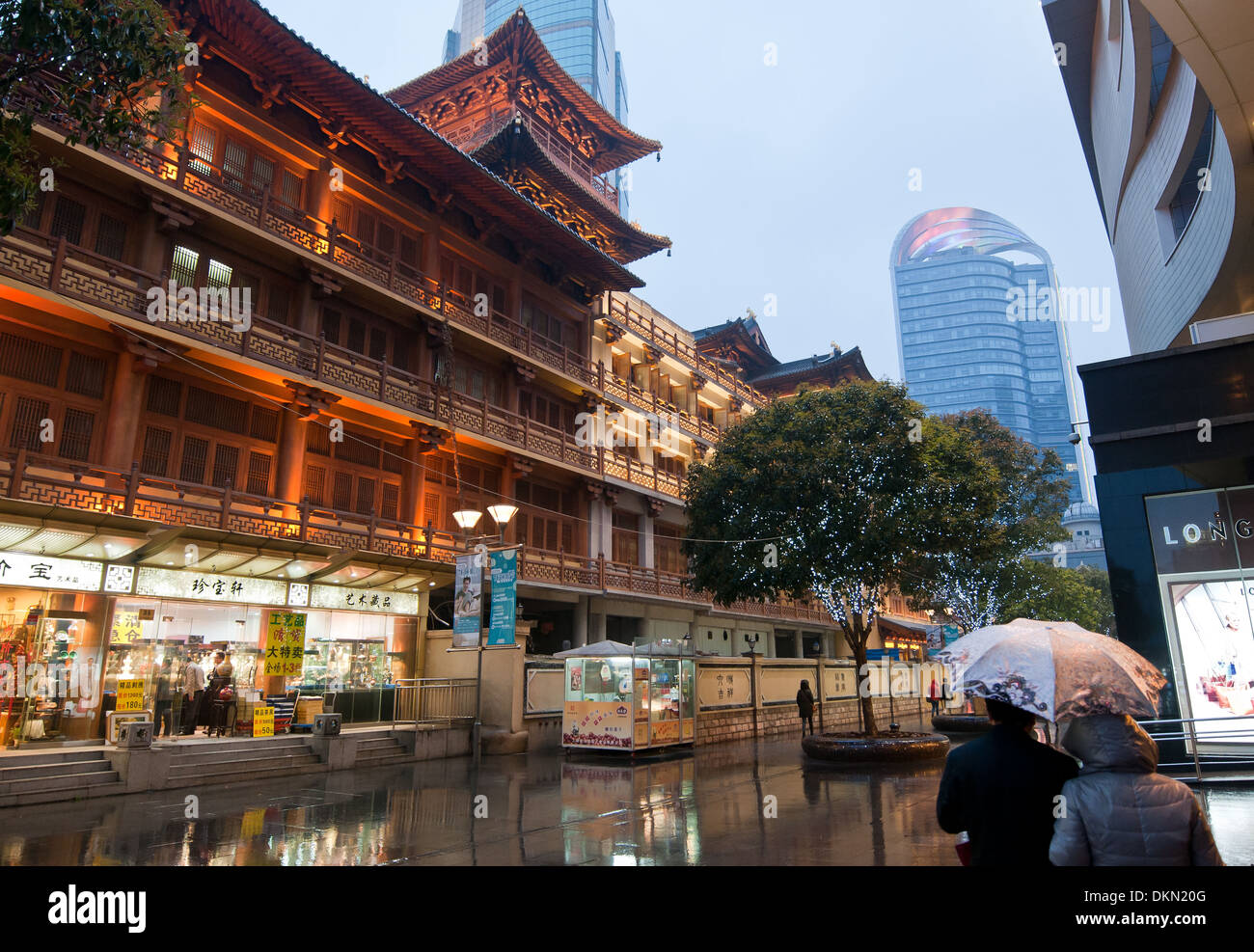 Buddista di tempio di Jing'an (Tempio di Pace e di tranquillità) sulla West Nanjing Road a Shanghai in Cina Foto Stock