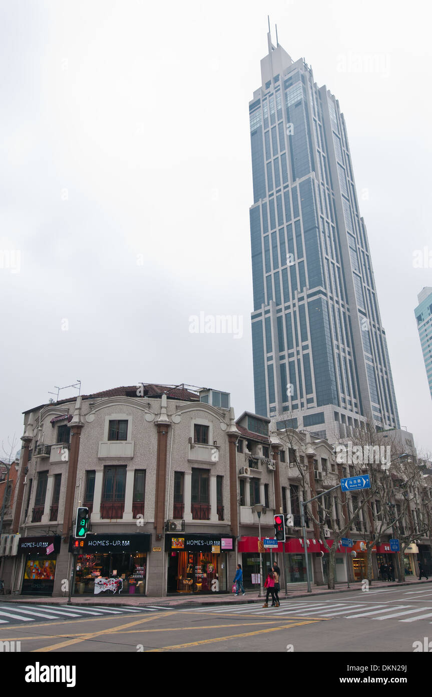 Hong Kong New World Tower (K11), Huaihai Middle Road - la famosa strada dello shopping nella ex Concessione Francese di Shanghai in Cina Foto Stock
