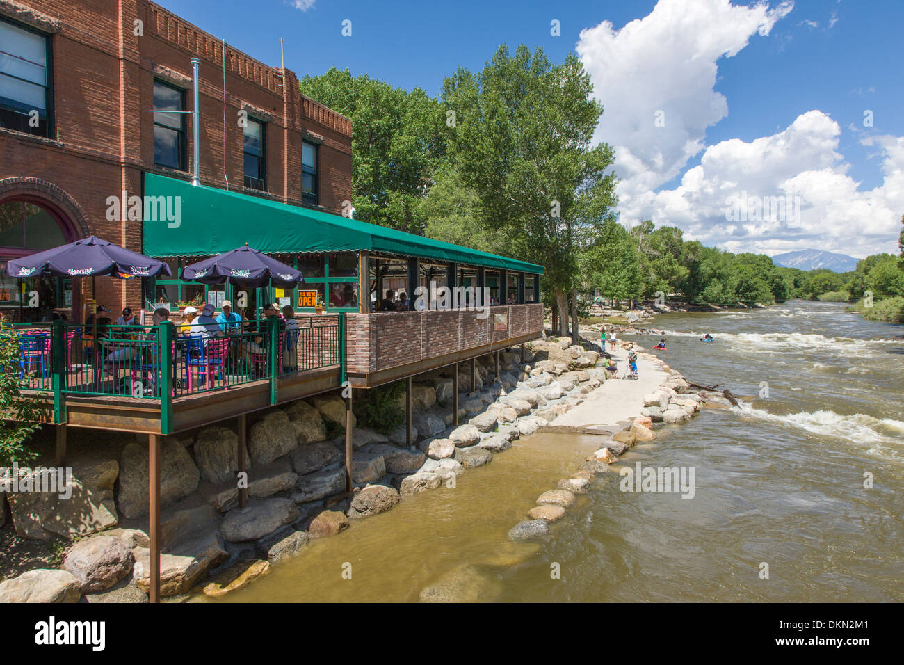 Il Boathouse Cantina ristorante posatoi sulla Arkansas River. I visitatori vengono a Art Walk, un festival estivo annuale in Salida, Colorado Foto Stock